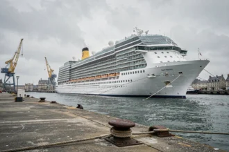 Paquebot de croisière amarré au port de Saint-Nazaire avec les chantiers navals en arrière-plan