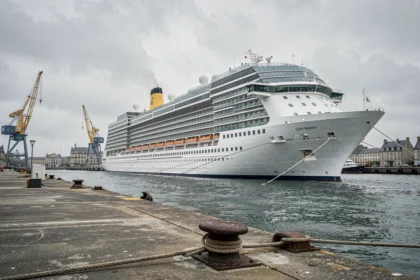 Paquebot de croisière amarré au port de Saint-Nazaire avec les chantiers navals en arrière-plan
