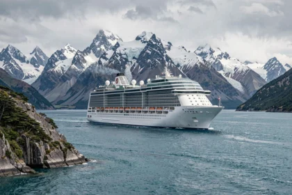 Paquebot de croisière naviguant dans les fjords de Patagonie avec des sommets enneigés en arrière-plan