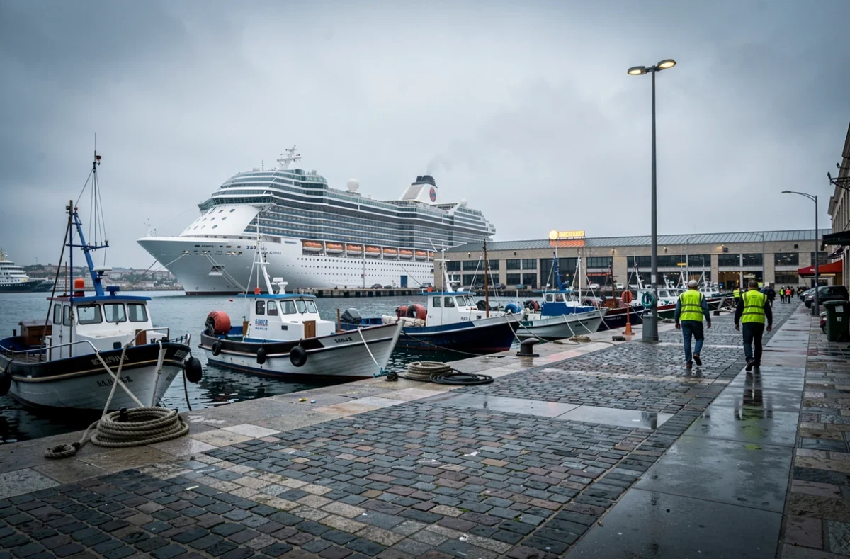 Grand navire de croisière amarré dans le vieux port de Marseille au petit matin