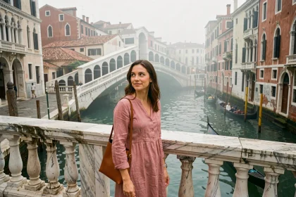 Femme sur le pont du Rialto à Venise admirant le Grand Canal au matin, atmosphère brumeuse et architecture historique vénitienne